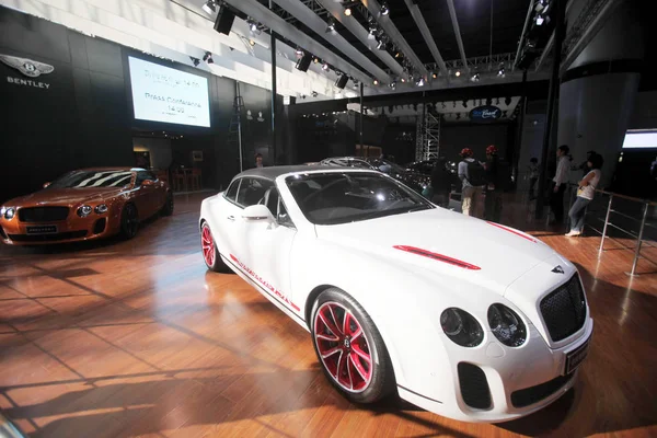 Bentley Carros São Retratados Durante Sessão Preparação Pré Visualização Para — Fotografia de Stock