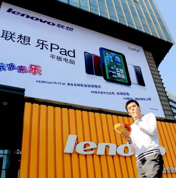 Чоловік Проходить Повз Рекламу Lenovo Lepad Планшетний Lenovo Store Пекіні — стокове фото