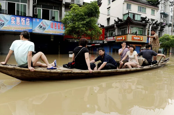 Menschen Bewegen Sich Booten Durch Überflutete Straßen China — Stockfoto