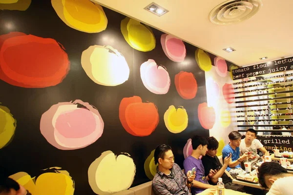 Ügyfelek Látták Egy Továbbfejlesztett Mcdondalds Étterem Shanghai Kína Szeptember 2011 — Stock Fotó