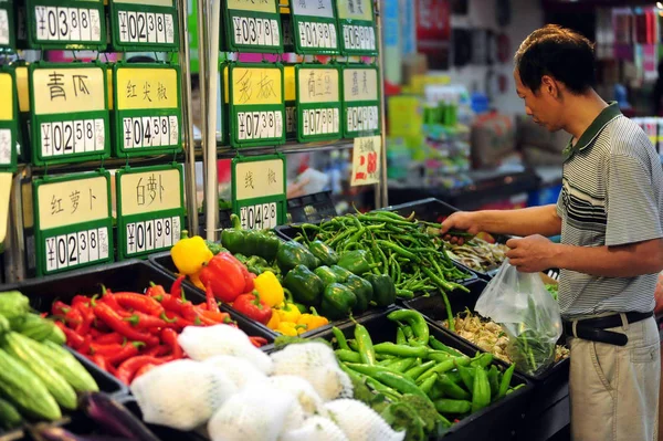 2011年10月14日 中国南部海南省の清海市のスーパーマーケットで野菜を買うお客さん — ストック写真