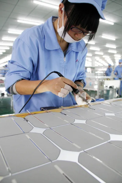 Kínai Munkavállaló Gyárt Napelemek Napelemek Növény Eoplly New Energy Technology — Stock Fotó