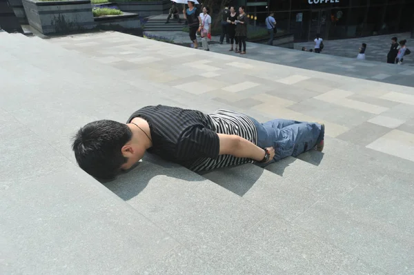 Giovane Uomo Plancia Sulle Scale Una Strada Nella Città Shenyang — Foto Stock