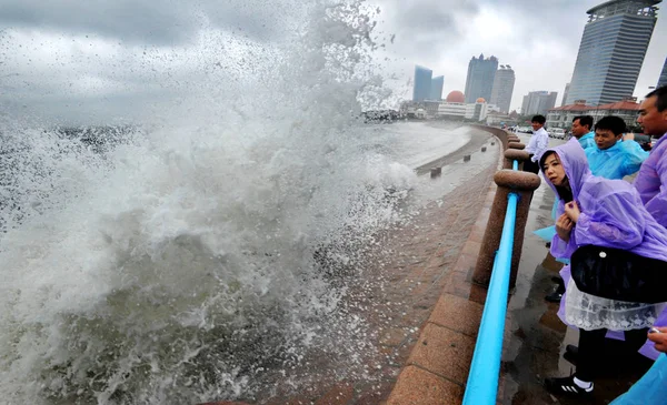 Τουρίστες Παρακολουθούν Μεγάλα Κύματα Που Προκαλούνται Από Την Τροπική Καταιγίδα — Φωτογραφία Αρχείου