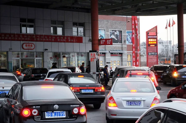 Autos Repostar Una Gasolinera Ciudad Qingdao Provincia Chinas Shandong Abril — Foto de Stock