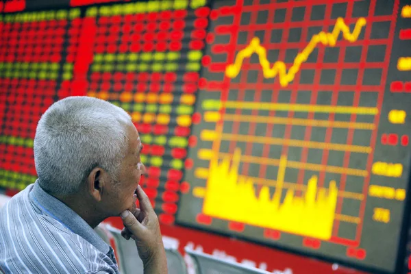 中国の投資家を見て株価 価格の上昇の赤 と緑の価格下落のため 2011 日東中国安徽省淮北市の証券会社の家で — ストック写真