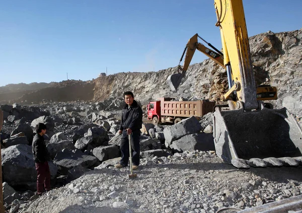 中国の労働者は 白雲小保 または白雲エボ バイユンエボ のレアアース鉱山で働く 中国の内モンゴル自治区 2010年11月28日 — ストック写真