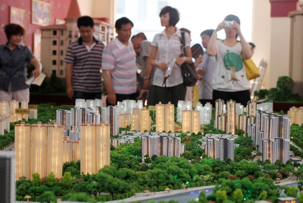 2011年6月3日 中国东部山东省滕州市举行的房地产交易会上 中国购房者正在查看住宅项目模型 — 图库照片