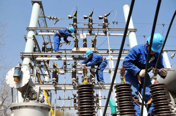 Electricistas Chinos Revisan Reparan Dispositivo Eléctrico Una Estación Transformadores Ciudad —  Fotos de Stock