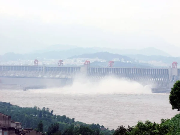 Les Eaux Crue Jaillissent Barrage Des Trois Gorges Lors Une — Photo