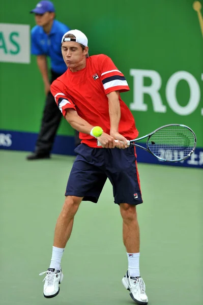 オーストラリアのマシュー Ebden 2011 年上海マスターズ テニス大会中国 上海市に 2011 日の間に彼らの第二ラウンドの試合でアメリカ合衆国のライアン ハリソンに対してショットを返します — ストック写真