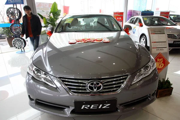 Chinese Man Looks Toyota Reiz Dealership Shanghai China January 2011 — Stock Photo, Image