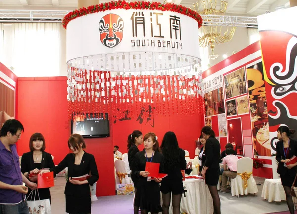 Kinesisk Personal Arbetar Monter South Beauty Mässa Peking Kina Maj — Stockfoto