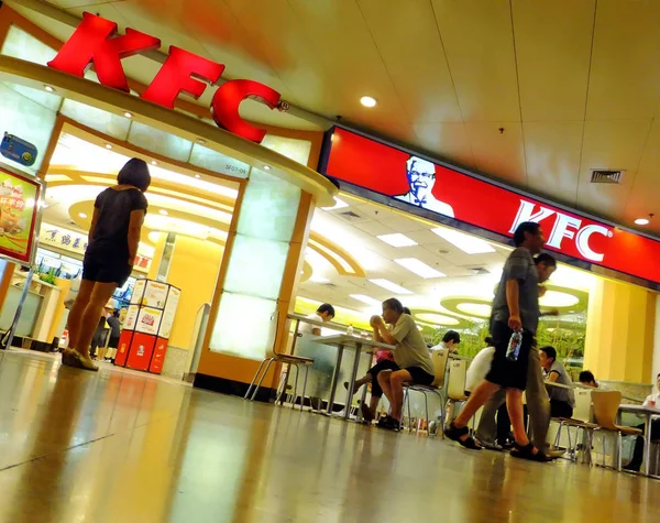 Clientes São Retratados Restaurante Fast Food Kfc Xangai China Outubro — Fotografia de Stock