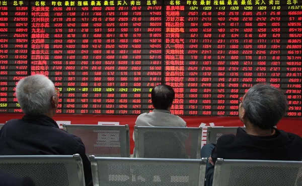 2011年11月2日 中国东部安徽省淮北一家股票经纪公司的股价 价格上涨为红色 — 图库照片