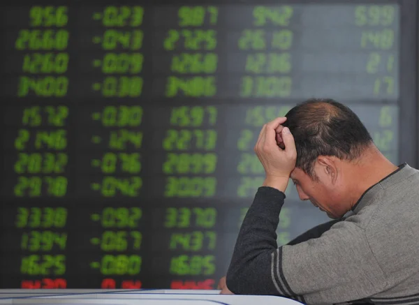Ein Chinesischer Investor Betrachtet Aktienpreise Grün Für Fallende Preise Einem — Stockfoto