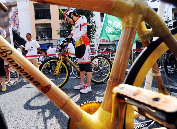 Ciclistas Chinos Muestran Bicicletas Bambú Durante Evento Ciclismo Con Bajas — Foto de Stock