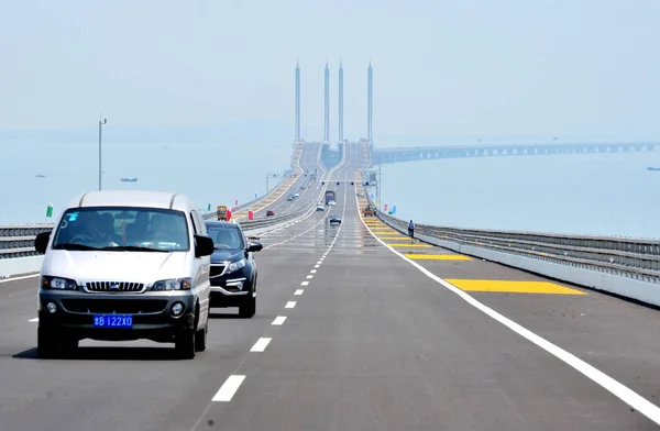 Araçlar Jiaozhou Bay Köprüsü Üzerinde Seyahat Ayrıca Qingdao Körfezi Köprüsü — Stok fotoğraf