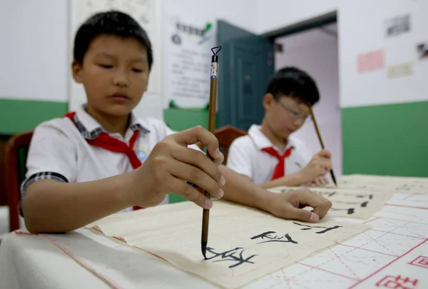 学生は 2011年8月29日 中国東部安寧省華北市のクラスで書道を丁寧に書いています — ストック写真