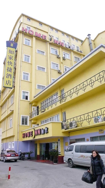 Uma Mulher Chinesa Passa Por Hotel Cadeia Home Inn Xangai — Fotografia de Stock