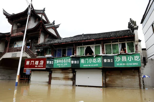 People Moving Flooded Street Boat China — Stock Photo, Image