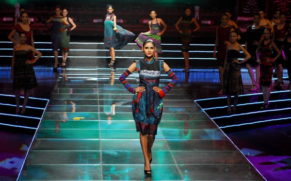 Μοντέλα Που Φορούν Ενδύματα Κινέζικα Στοιχεία Θέτουν Στη Σκηνή Κατά — Φωτογραφία Αρχείου