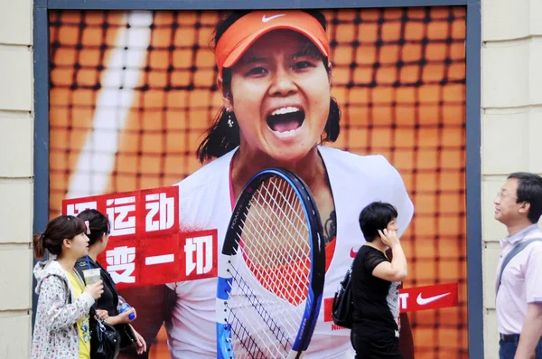 Čínští Obyvatelé Projít Kolem Reklamy Pro Nike Obrazem Čínská Tenistka — Stock fotografie