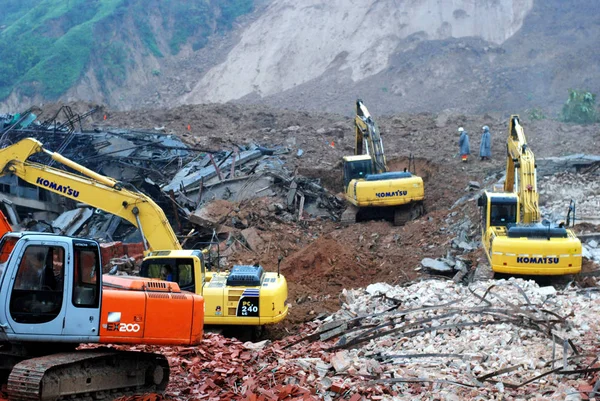 2011년 17일 산시성 시안시의 공장에서 산사태로 황폐해진 작업장의 잔해를 청소하는 — 스톡 사진