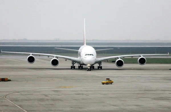 Jato Jumbo Airbus A380 Emirates Airlines Retratado Aeroporto Internacional Shanghai — Fotografia de Stock
