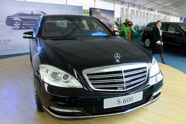 Chinese Staff Walks Mercedes Benz S600 Auto Show Haikou City — Stock Photo, Image