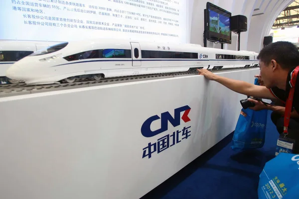 Los Visitantes Observan Los Modelos Trenes Bala Crh China Railway — Foto de Stock