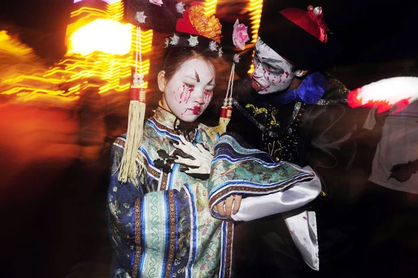 Молоді Люди Одягнені Костюми Привидів Гримом Привидів Відлякують Туристів Під — стокове фото