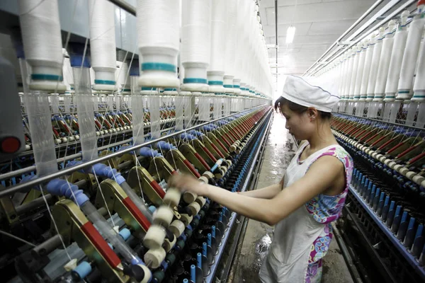 Čínská Dělnice Kontroluje Nitě Které Mají Být Vyváženy Spojených Států — Stock fotografie