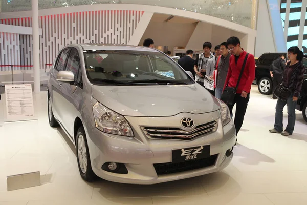 Besökare Tittar Toyota Bil Bilutställning Shanghai Kina April 2011 — Stockfoto
