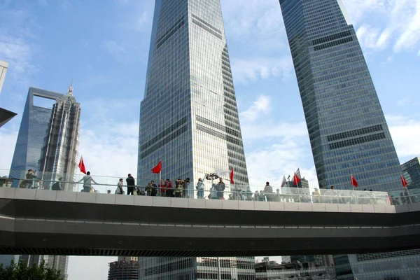 Les Touristes Marchent Long Passage Supérieur Piétonnier Dans Quartier Financier — Photo