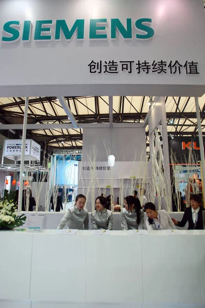 Människor Besöker Monter Simens Den Internationella Industrimässan 2011 Shanghai Kina — Stockfoto