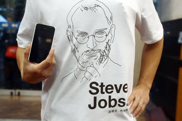 2011年10月24日 中国上海一家书店 一位顾客穿着一件带有史蒂夫 乔布斯头像的T恤衫 — 图库照片