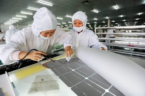 Kínai Munkavállalók Hegesztés Fotovoltaikus Cellák Növény Eoplly New Energy Technology — Stock Fotó