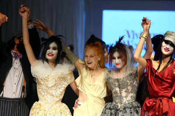 Diseñadora Moda Británica Vivienne Westwood Centro Posa Con Modelos Desfile —  Fotos de Stock