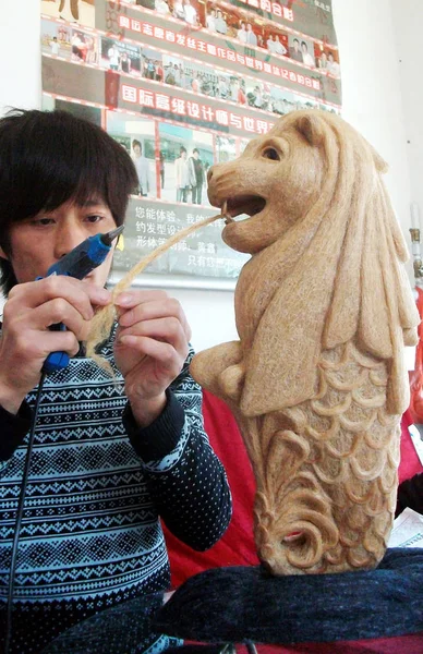 Peluquero Chino Huang Xin Toques Finales Réplica Peinada Del Merlion — Foto de Stock