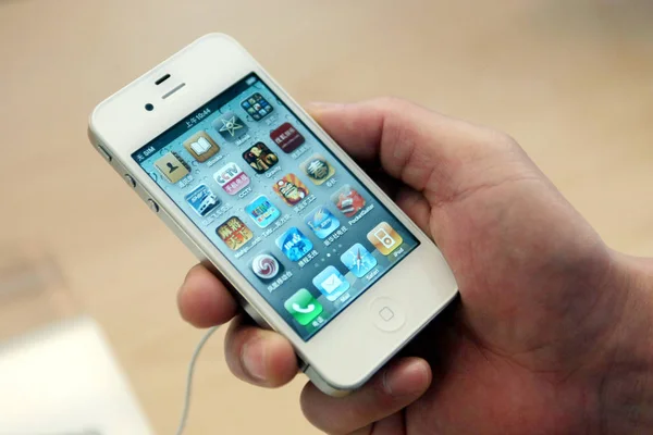 Ένας Αγοραστής Δοκιμάζει Λευκό Iphone Smartphone Ένα Apple Store Στη — Φωτογραφία Αρχείου