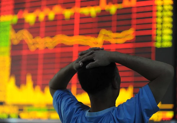 2011 中国湖北省武漢市で証券家に株価 価格の落下のためグリーン 見て中国投資家 — ストック写真