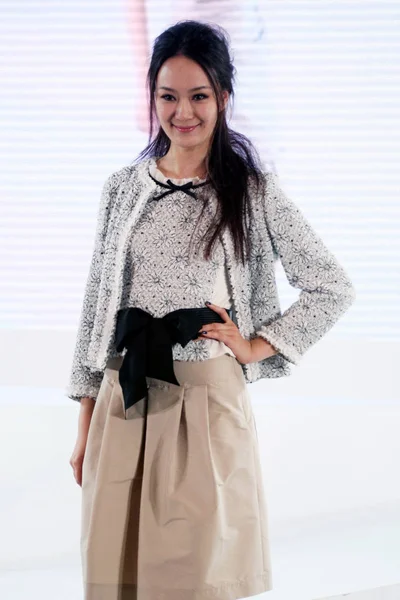 2011年4月9日在中国上海举行的上海2011秋冬时装周上的 Yukiko Hanai 时装秀 — 图库照片