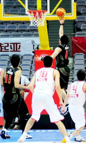 2011年6月14日 日本的新介 卡希瓦吉在中国东部江苏省南京市举行的2011年东亚篮球锦标赛半决赛中对阵中国 — 图库照片