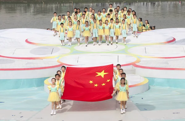 Otte Børn Holder Natioal Flag Kina Mens Mange Flere Synger - Stock-foto
