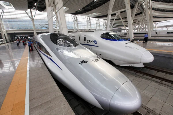 Поезда Crh China Railway High Speed Изображены Южной Железнодорожной Станции — стоковое фото