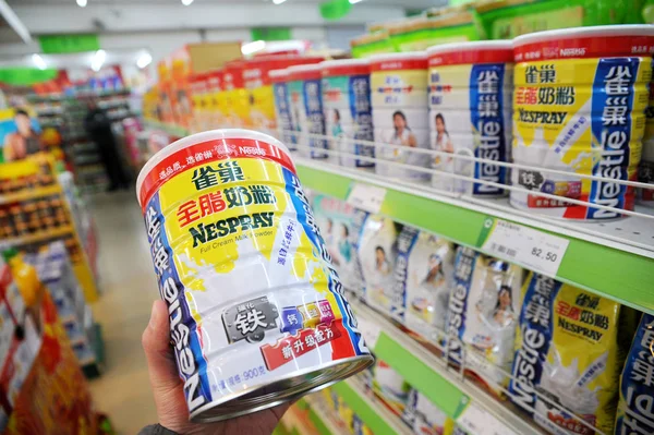 Vásárló Vásárol Nestle Tejpor Egy Szupermarket Sanghajban Kína Február 2011 — Stock Fotó
