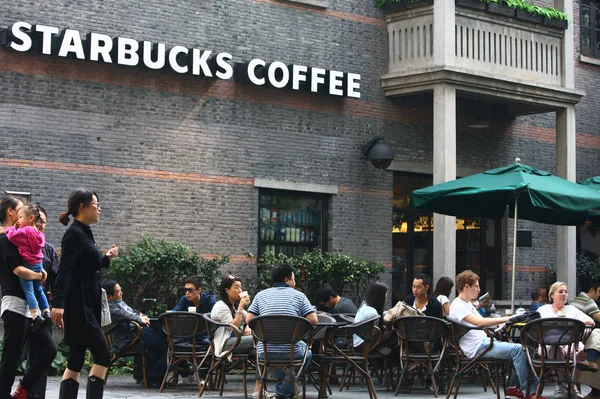 Klanten Worden Gezien Bij Een Starbucks Koffie Winkel Shanghai China — Stockfoto