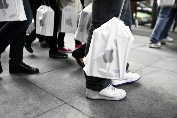 Compradores Carregam Seus Tablets Ipad Fora Uma Apple Store Hong — Fotografia de Stock
