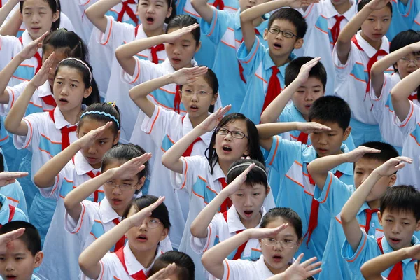 Chinesische Schüler Salutieren Während Einer Fahnenweihe Ersten Tag Des Neuen — Stockfoto